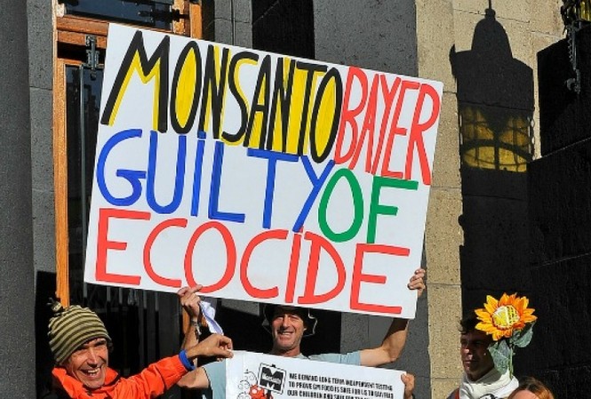 Tòa quốc tế: Monsanto hủy hoại môi trường, làm hại người Việt Nam Những người biểu tình phản đối Monsanto bên ngoài nơi diễn ra phiên tòa về Monsanto
ảnh: Getty Images