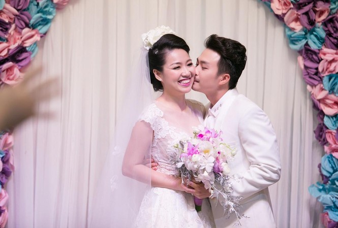 Lê Khánh được chú rể hôn tình tứ trong tiệc cưới Lê Khánh cười rạng rỡ khi được chú rể Tuấn Khải hôn trong lễ cưới.