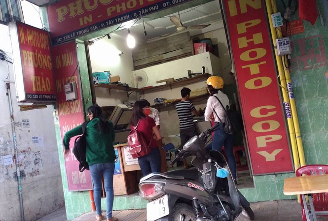 Sau vụ nữ sinh luật suýt thất học: Giáo trình, sách photo vẫn bày bán tràn lan Không khó để mua sách hay giáo trình photo ở các điểm photo copy gần các trường đại học.