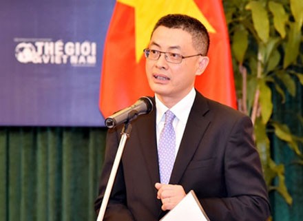 Nguyên đại sứ Việt Nam nói về vụ nữ sinh suýt thất học vì sách photo Ông Vũ Quang Minh, Trợ lý Bộ trưởng, kiêm Vụ trưởng Vụ Tổng hợp Kinh tế, Bộ Ngoại giao - Nguyên Đại sứ Đặc mệnh Toàn quyền Việt Nam tại Anh Quốc.