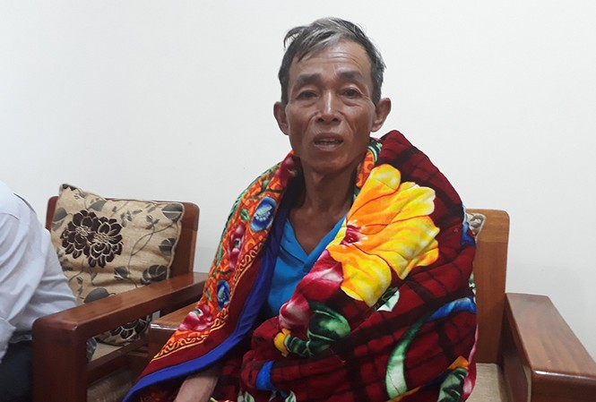 Tàu bị đâm chìm, lão ngư bơi 1km trong đêm đen vào bờ Ông Phụng kể lại sự việc. Ảnh N.Thành.