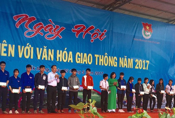 Ngày hội thanh niên Tây Nguyên với văn hóa giao thông Đại diện Uỷ ban ATGT quốc gia trao quà cho các Đoàn viên tại ngày hội.