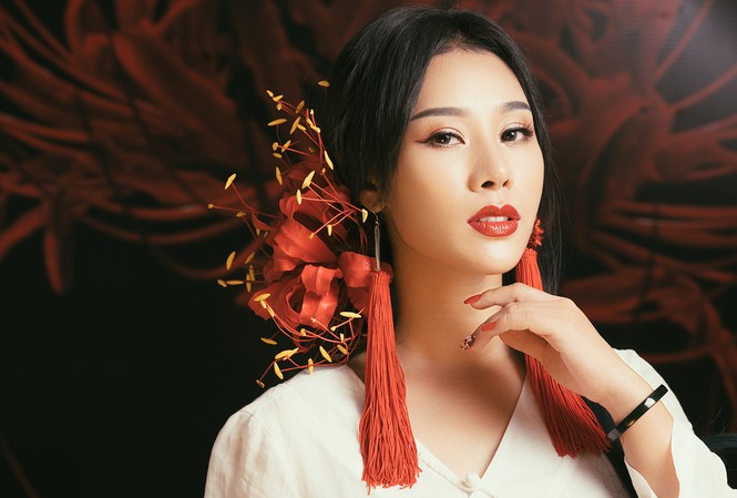 Vợ Việt Hoàn hoá mỹ nhân cổ trang, cover nhạc phim “Tam sinh tam thế“ Tạo hình của Hoa Trần trong MV 'Bỉ ngạn đỏ'.