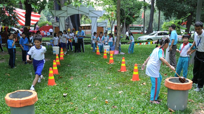 Ngoại khóa an toàn cho học sinh Học sinh Q.1 (TP.HCM) tham gia một hoạt động dã ngoại - Ảnh: Diệp Đức Minh