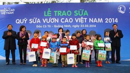 Vinamilk dành 8 tỷ đồng cho quỹ sữa ‘Vươn cao Việt Nam’ năm 2014 Bà Nguyễn Thị Kim Ngân - Ủy viên Bộ chính trị, Phó Chủ tịch quốc hội, Bà Phạm Thị Hải Chuyền – Uỷ viên BCH Trung ương Đảng, Bộ trưởng Bộ Lao động – Thương binh và Xã hội, Ông Phạm Minh Chính - Ủy viên Ban Chấp hành Trung ương Đảng Cộng sản Việt Nam, Bí th
