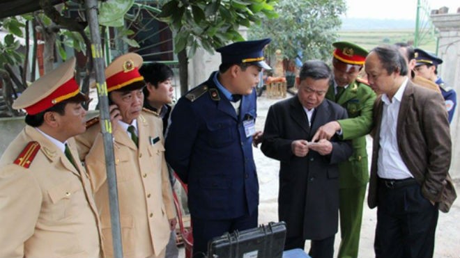 Chủ tịch Hà Tĩnh yêu cầu kỷ luật Giám đốc Sở Tài nguyên vì xe quá tải Chủ tịch tỉnh Hà Tĩnh Võ Kim Cự (thứ ba từ phải sang) cùng các lực lượng liên ngành tham gia kiểm tra thực trạng xử lý xe quá khổ, quá tải, hết hạn kiểm định vào sáng 3/1. Ảnh: Tiến Hiệp.