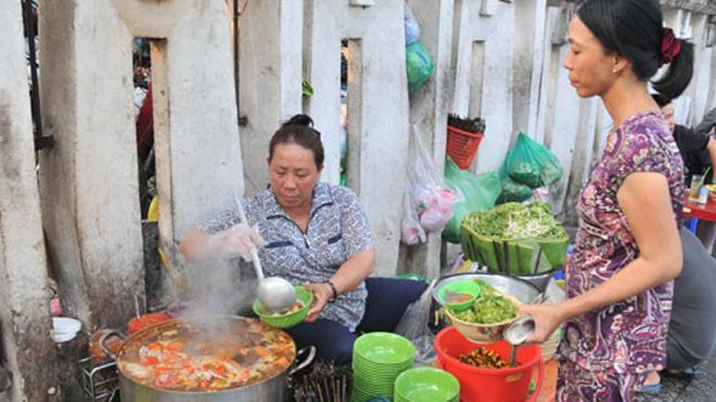 Bán 10 bát phở mỗi ngày phải nộp thuế! Theo quy định mới, các quán ăn vỉa hè đều phải nộp thuế thu nhập cá nhân - Ảnh: Đức Minh
