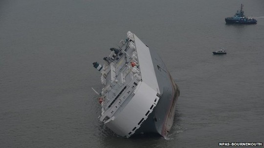 Giải cứu tàu chở 1.400 xe hơi lao vào bãi cát Tàu Hoegh Osaka bị mắc kẹt tối 3-1. Ảnh: NPAS