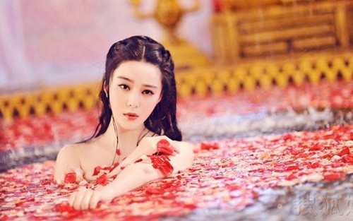 Khán giả phản đối cắt bỏ cảnh nóng của Phạm Băng Băng Phạm Băng Băng vừa là diễn viên kiêm nhà sản xuất Võ Tắc Thiên.