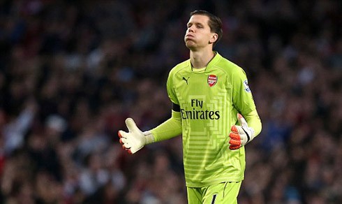 Thủ môn Arsenal bị phạt hơn 600 triệu vì lén hút thuốc lá Thủ môn Szczesny là người bắt chính cho Arsenal trong những mùa giải gần đây. Ảnh: EMPICS Sport.