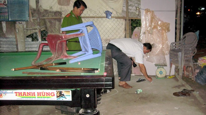 Hỗn chiến tại quán bida, một thanh niên tử vong Cơ quan chức năng đang khám nghiệm hiện trường.