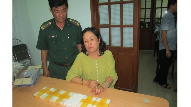 Bắt kẻ giấu 6 bánh heroin trong mì tôm hòng qua mặt hải quan Đối tượng Bé cùng tang vật. Ảnh Đồn biên phòng