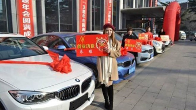 Sếp nữ 21 tuổi thưởng tết nhân viên bằng siêu xe BMW Bốn nhân viên xuất sắc được nhận phần thưởng Tết là xe hơi.