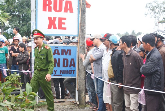 Công an xã bị sát hại dã man tại nhà riêng Cơ quan chức năng phong tỏa hiện trường.