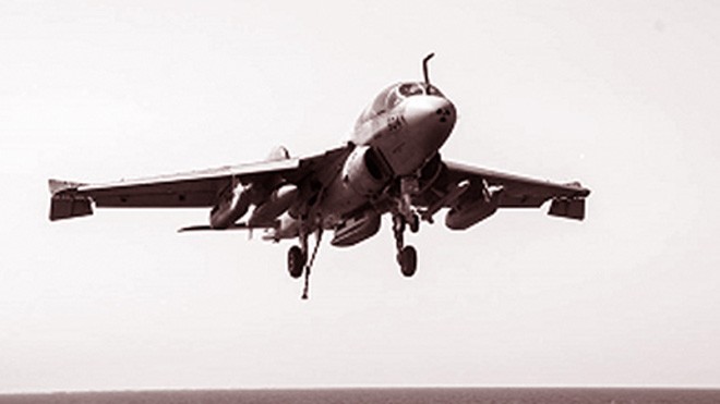 Con buôn vũ khí vớ bẫm nhờ chiến dịch không kích IS Chiếc EA-6B hạ cánh xuống tàu sân bay USS George H.W. Bush neo đậu ở vùng Vịnh sau khi không kích IS.