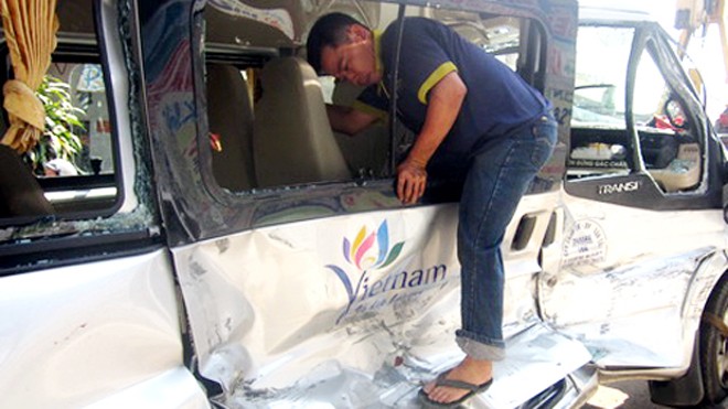 Đập cửa cứu hàng chục người trong xe khách bị nạn Người dân đập kính để cứu 12 nạn nhân ra ngoài trong vụ tai nạn với xe bồn. Ảnh: Hoàng Trường/VnExpress