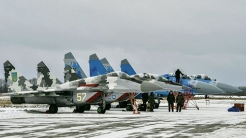 Vì sao Không quân Ukraine quá kém? Những chiếc MiG-29 và Su-27 của Không quân Ukraine.