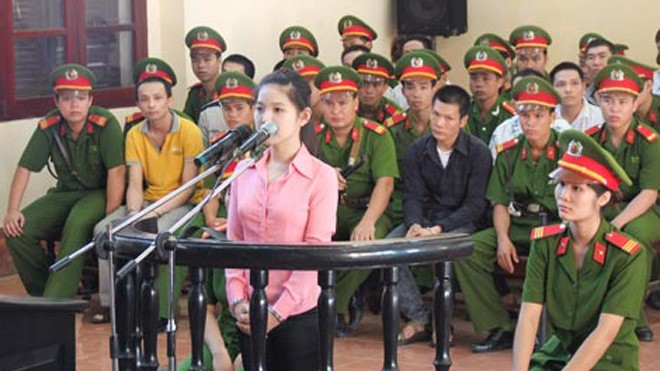 Góc khuất của những 'kiều nữ' dính chàm Trần Thị Thu Điệp tại phiên tòa.