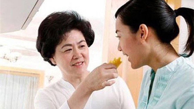 Sống với mẹ chồng đừng 'lấy trứng chọi đá' Chiều mẹ chồng nghĩa là đang chiều chính bản thân mình (Ảnh minh họa)