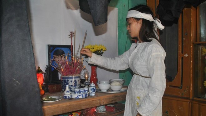 Chú rể tử nạn trước ngày cưới, cô dâu đòi tự tử Đứng bên bàn thờ chồng, chị Phương tha thiết đề nghị cơ quan chức năng làm rõ sự việc. Ảnh:Duy Cảnh/ Zing