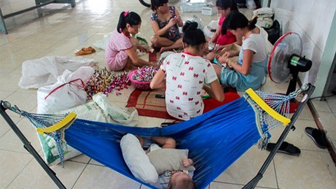 Bến tạm của những phận nữ lỡ làng Những người phụ nữ lỡ làng nương tựa vào nhau.