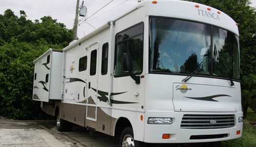 Hải quan lúng túng với ôtô 'lạ' Một chiếc Motorhome nhãn hiệu Itasca.
