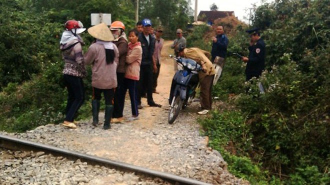 Gãy nát hai chân sau khi băng qua đường sắt Hiện trường nơi ông Hùng bị tàu hỏa SE6 tông nguy kịch