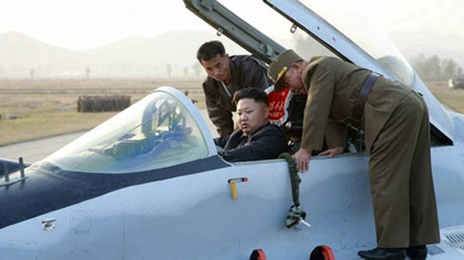 Ông Kim Jong-un hứa xây rạp chiếu phim cho không quân Ông Kim Jong-un xem xét một máy bay chiến đấu của lực lượng không quân trong một chuyến thị sát. (Ảnh: Itar-Tass)