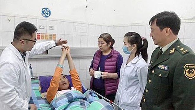 Bừng tỉnh sau cả năm hôn mê nhờ ngửi thấy mùi tiền Bất tình vì lo kiếm tiền, bừng tỉnh cũng nhờ mùi tiền