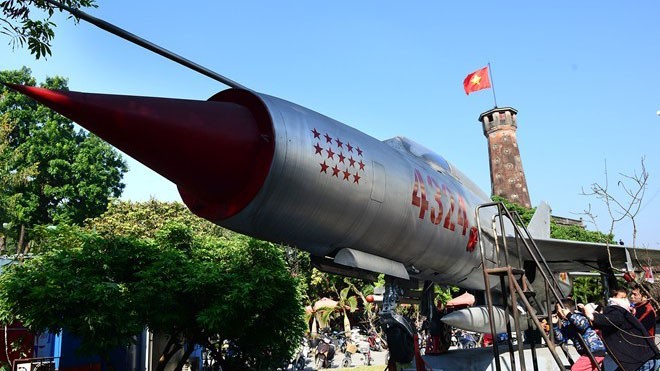 Máy bay Mig 21 trở thành bảo vật Quốc gia Chiếc Mig-21 được mệnh danh "én bạc" mang số hiệu 4324 do Liên Xô sản xuất, viện trợ cho Việt Nam năm 1967. Ảnh: Tuấn Mark