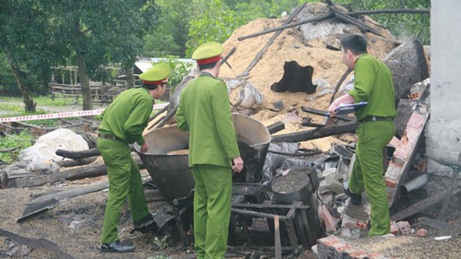 Bình hơi phát nổ như bom, hai chị em ruột tử vong Lực lượng công an khám nghiệm hiện trường vụ việc
