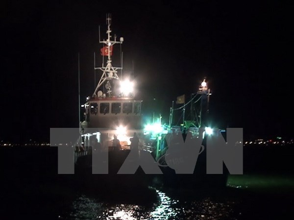 Kịp thời đưa thuyền viên bị nạn ở Hoàng Sa về đất liền (Ảnh minh họa: Xuân Nguyên/TTXVN)