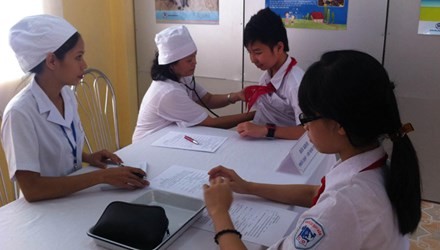 Hà Nội: Từ 19/1, tiêm miễn phí vắc xin sởi-rubella tại 615 trường THCS Khám sàng lọc trước tiêm chủng cho trẻ em tại trường . (nguồn: Internet)