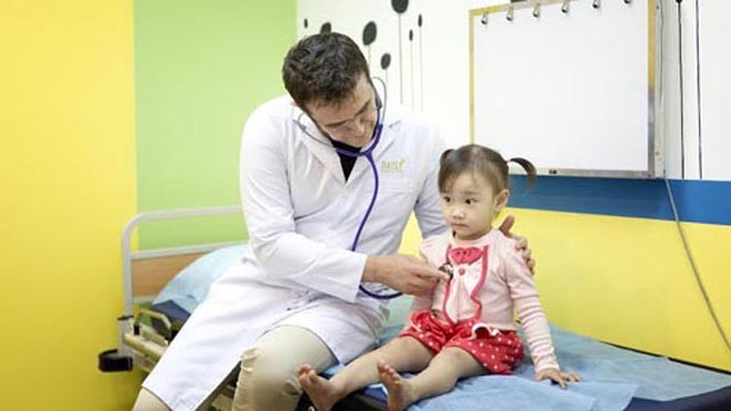Xử trí 5 bệnh trẻ thường mắc phải khi chuyển mùa Bác sĩ Didier Decamps cho biết, hàng năm khi thời tiết giao mùa, số lượng trẻ nhập viện do các vấn đề về hô hấp tăng đột biến. Ảnh: Daisy.