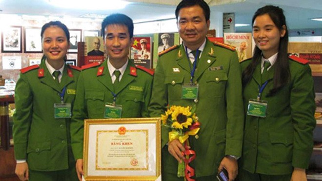 Những sinh viên chạy đua với tội phạm “quá thông minh“ Từ trái qua phải: Trần Phương Thảo, Nguyễn Trung Nghĩa, TS Nguyễn Minh Đức, Đỗ Thị Thúy