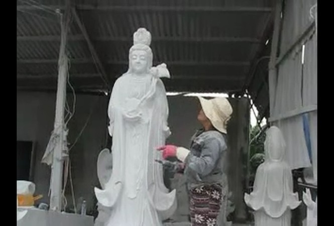 Người phụ nữ tạc tượng duy nhất ở làng đá Non Nước Người phụ nữ tạc tượng duy nhất ở làng đá Non Nước
