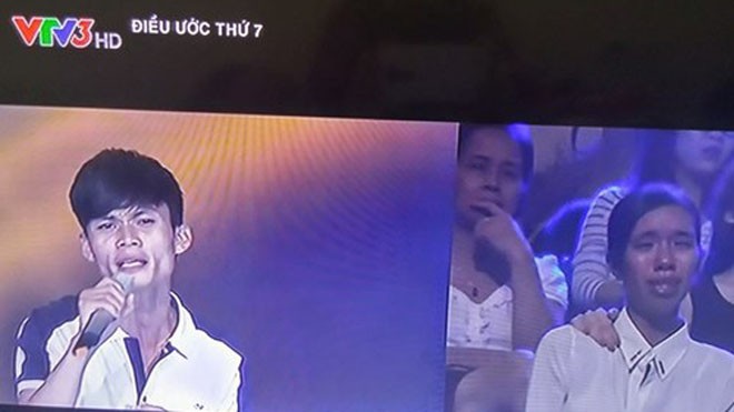 VTV lên tiếng chuyện 'Vợ chồng hát rong trên sân khấu SMĐH' Trên sân khấu Sao Mai Điểm hẹn, Thanh hát cho Đào nghe khiến mọi người xúc động - Ảnh: Facebook Điều ước thứ 7