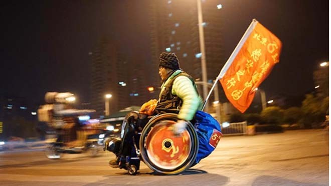 Người đàn ông tật nguyền du lịch xuyên Trung Quốc bằng xe lăn Quan hy vọng chuyến đi của mình sẽ khuyến khích những người khuyết tật khác ra ngoài và khám phá. Ảnh: CCTV News.