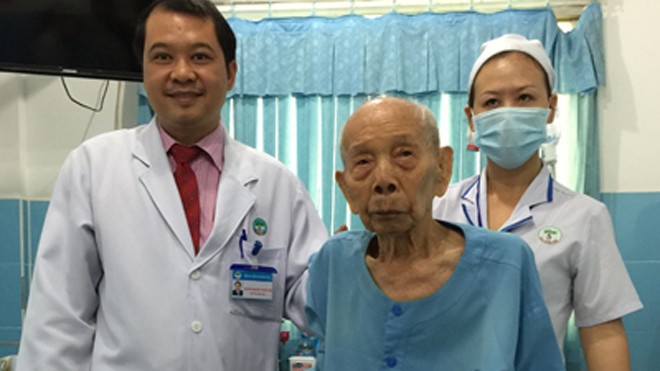 Cứu cụ ông 108 tuổi bị gãy xương khớp háng Cụ Chính có thể đứng dậy sau 5 ngày bị gãy chân. Ảnh: Thiên Chương