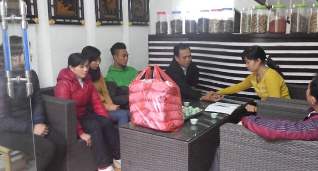 Chữa bệnh gout bằng bài thuốc bí truyền Người bệnh từ khắp nơi ngồi chờ lương y Hường khám và bốc thuốc.