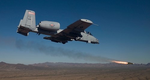 Cường kích A-10 Mỹ trúng 4 quả SA-7 vẫn sống sót Việc hạ thấp độ cao khi tấn công các mục tiêu mặt đất sẽ là cơ hội tốt cho phiến quân ISIS bắn hạ những chiếc A-10 của Quân đội Mỹ.