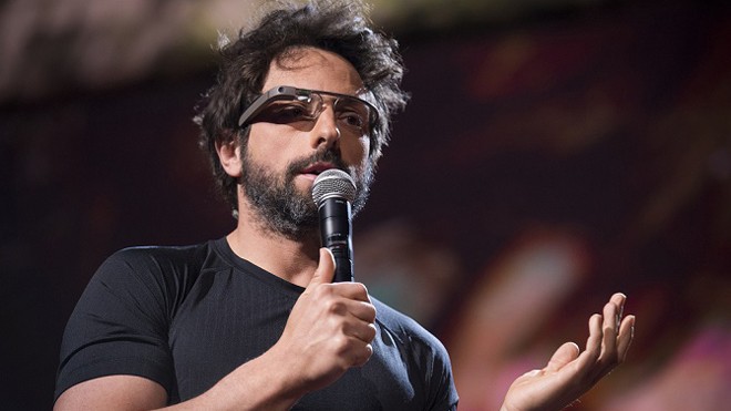 Vì sao Google Glass 'chết yểu'? Nhà sáng lập Sergey Brin đeo Glass trong một buổi trò chuyện tại hội thảo TED