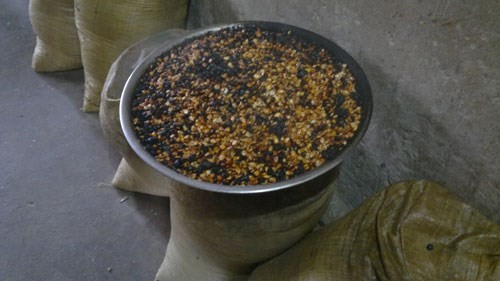 Chế thuốc gia truyền chữa bệnh thần kinh từ bắp rang, mật mía Bà Nhường dùng hạt bắp rang để chế biến thuốc chữa bệnh