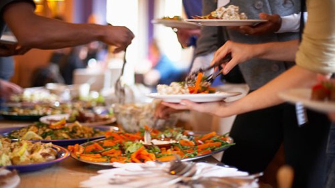 Ăn tiệc buffet như thế nào để không có nguy cơ nhiễm bệnh? Để ăn buffet hiệu quả, cũng cần có "chiến thuật" - Ảnh: Đất Việt.