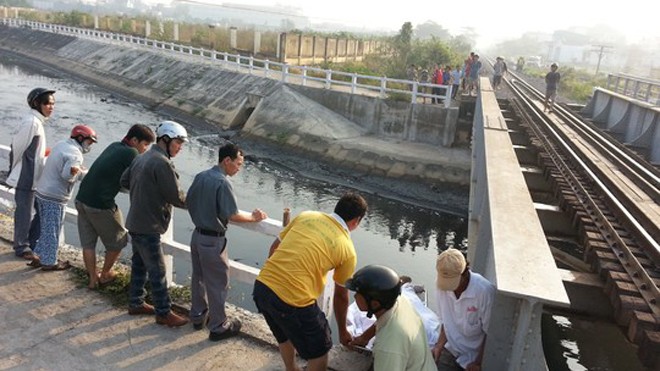 Đọ sức xe lửa, người đàn ông văng xuống suối tử vong Khu vực cầu đường sắt nơi nạn nhân đứng và bị tàu tông văng xuống suối
