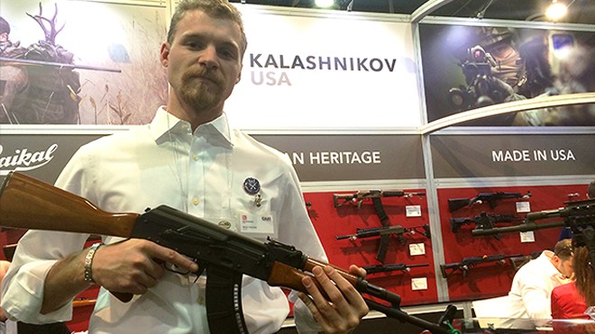 Súng AK-47 sắp được sản xuất tại Mỹ Rick Young, tay buôn AK ở Mỹ cùng khẩu AK-47 tại triển lãm súng Las Vegas
