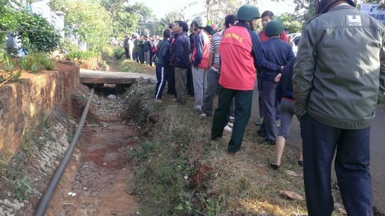Sau tiếng la hét giữa đêm: 2 người chết, 2 bị thương Rất đông người hiếu kỳ đến nghe ngóng vụ việc