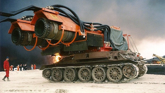 Xe chữa cháy dùng động cơ máy bay MIG 21 Xe tăng chữa cháy cõng 2 động cơ phản lực của máy bay MIG 21.
