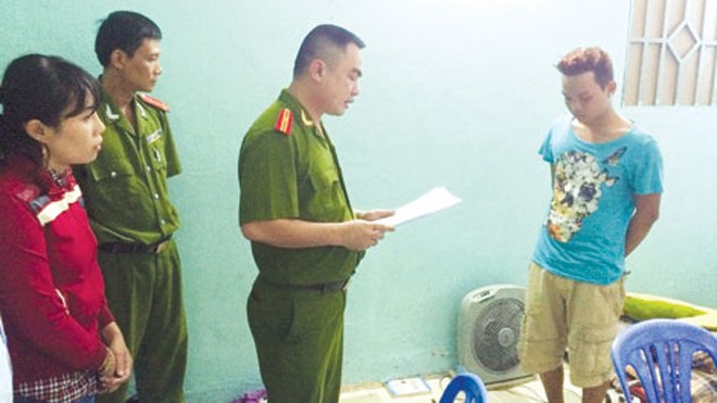 Đánh sập diễn đàn chuyên tung phim sex của trẻ em nam Cơ quan Công an đọc lệnh bắt một đối tượng liên quan đến vụ việc.