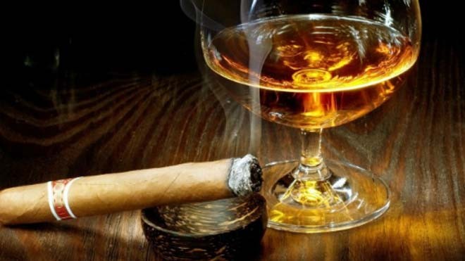 Dấu hiệu để phát hiện sớm ung thư hốc miệng Khói thuốc và rượu là hai nguyên nhân hàng đầu dẫn đến ung thư hốc miệng. Ảnh: bestwalls.
